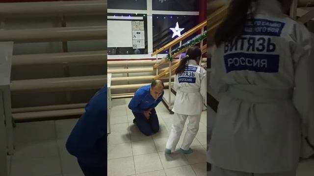 Для девушек! Как защитить себя, если МАНЬЯК схватил вас сзади за шею!? смотреть онлайн
