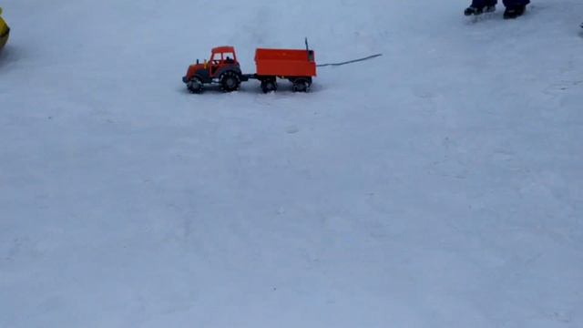 Дети и красный трактор. ГРАНДИОЗНЫЙ ВЫВОЗ СНЕГА:))) Дети играют с трактором на горке смотреть онлайн