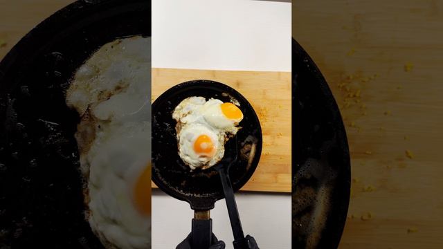 Тортилья с авокадо, томатами и яйцом