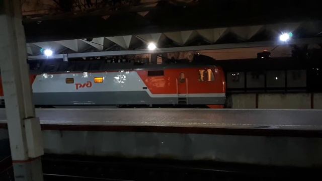Электровоз ЭП2К-216 заходит под состав поезда № 026А Москва -Санкт-Петербург смотреть онлайн