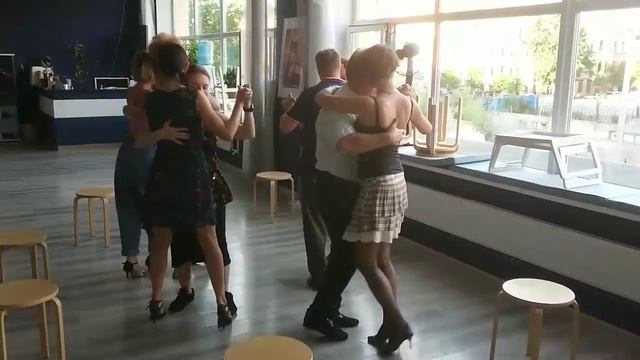 Танцуем в ограниченном пространстве: старшая группа студии аргентинского танго Librtad смотреть онлайн