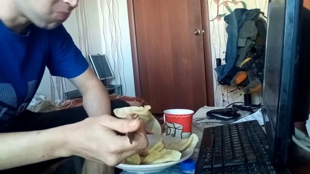 Ем ядреные пельмени с уксусом и чёрным перцем смотреть онлайн