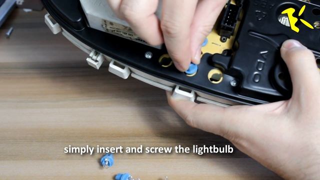 Skoda Felicia - Installing dashboard lightbulb смотреть онлайн