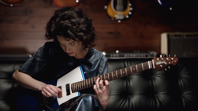 St. Vincent Demos Her New Ernie Ball St. Vincent Signature Model: Clean Tone смотреть онлайн