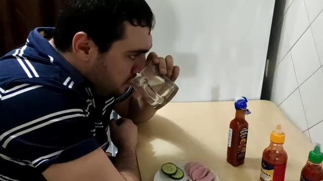 ТАБАСКО СКОРПИОН VS ЭНКОНА ! Пробую САМЫЙ ОСТРЫЙ соус! TABASCO VS ENCONA ! смотреть онлайн