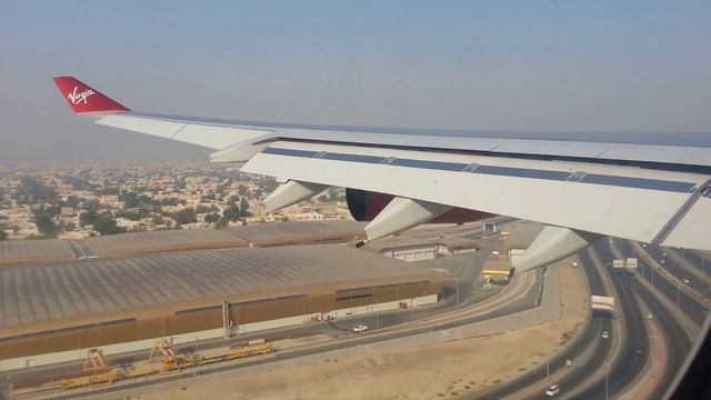 Landing in Dubai DXB Airport From London LHR Full HD смотреть онлайн