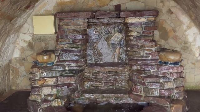 Грот в Екатерининском парке - Где можно попить прохладной воды в жару в Центре Тирасполя смотреть онлайн
