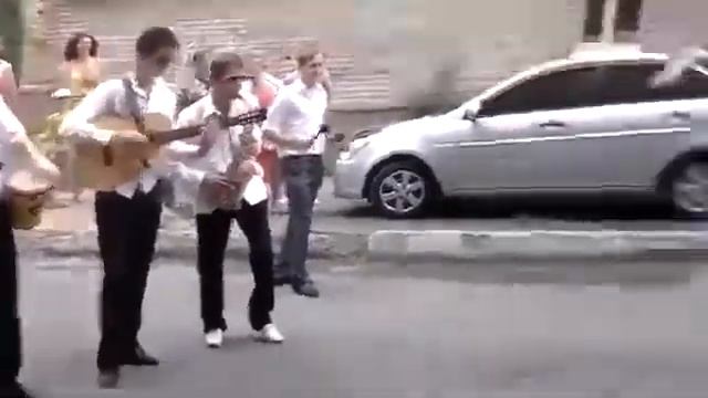 Очень забавный танец жениха! смотреть онлайн