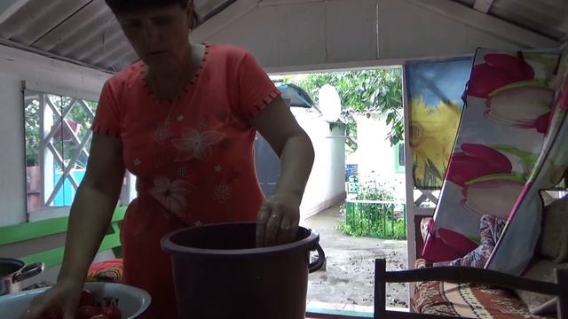 Малосолим помидоры. Белим сарай. Устроили небольшой пикник. смотреть онлайн