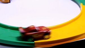 Гоночные машины  гоняют по треку.