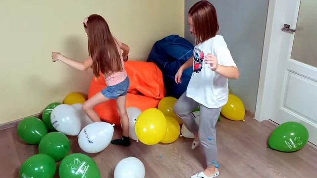 Kids play with balloons. Детские игры с воздушными шарами. смотреть онлайн