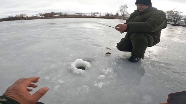Зимняя рыбалка на окуня. смотреть онлайн