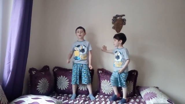 Nizar y Rayan cantando "Me quemo" de Kendji Girac смотреть онлайн