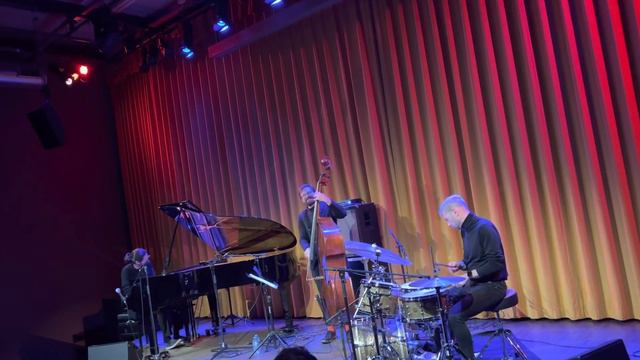 Calude Debussy Clair de lune (Suite Bergamasque) - Isfar Sarabski trio смотреть онлайн