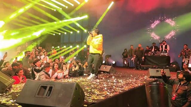 Live Performance: MC SQUARE| PARADOX| ELVISH YADAV @ElvishYadavVlogs SNEAKER FESTIVAL| Devin K Vlog смотреть онлайн