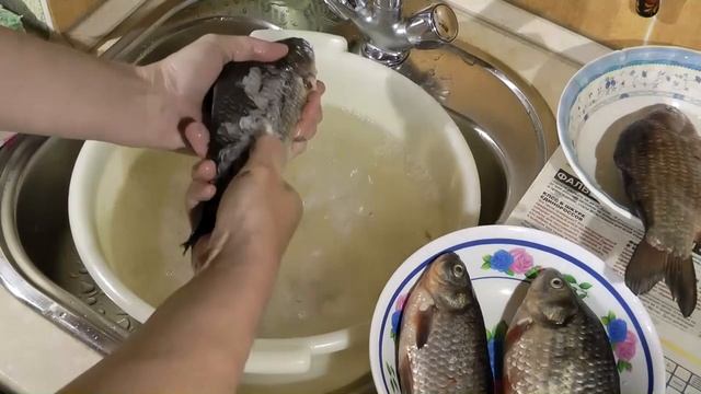 Как очень быстро и аккуратно почистить белую рыбу. смотреть онлайн