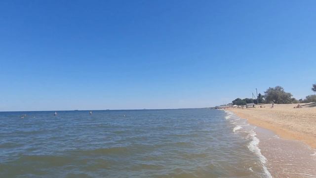 Голубицкая// Люди загорают стоя// Пляжи заполнены// Жара// Медузы смотреть онлайн