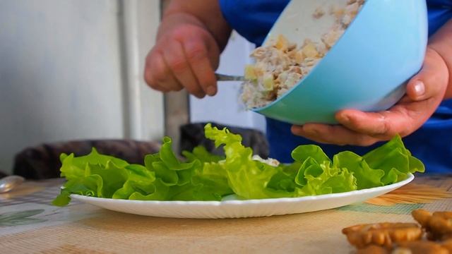 УВИДЕЛА ПОМОЛОДЕВШУЮ СОСЕДКУ, КОТОРАЯ СТАРШЕ МЕНЯ, ОНА ПОДЕЛИЛАСЬ РЕЦЕПТОМ КОТОРЫЙ ЕСТ КАЖДЫЙ ДЕНЬ смотреть онлайн