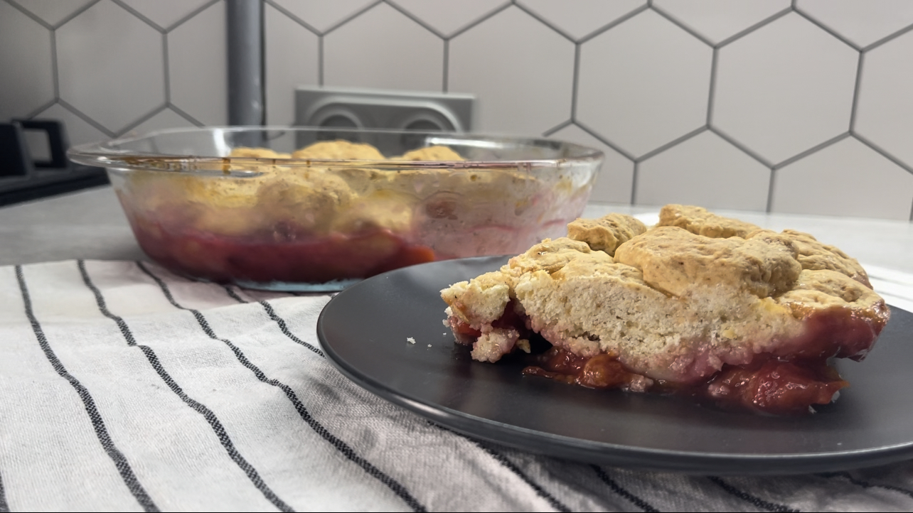 Коблер со сливами - не самый фотогеничный, но очень вкусный пирог