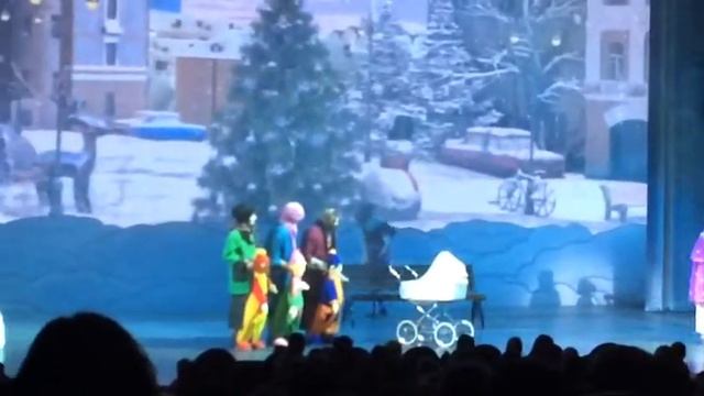 Зелёная елка в храме.вид из зала смотреть онлайн