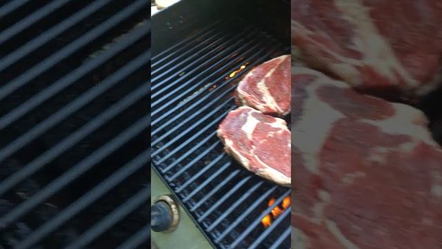 Готовим Рыбай Стейк (Grilled Rib-Eye) с Грибами и сыром смотреть онлайн