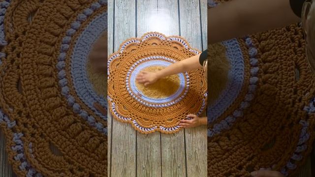 Обзор овального коврика вязанного крючком из шнура с меховой вставкой смотреть онлайн