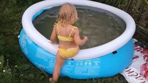 Купается на даче