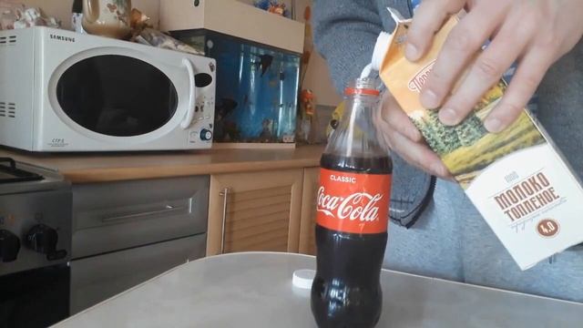 Эксперимент: кока кола + молоко = вода и осадок. Или молоко против колы смотреть онлайн