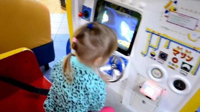 ИГРОЛЕНД В ОДЕССЕ КАТАЕМСЯ НА КАРУСЕЛЯХ, БЕГАЕМ В ЛАБИРИНТЕ ДЕНЬ РОЖДЕНИЯ В ИГРОЛЕНДЕ! смотреть онлайн