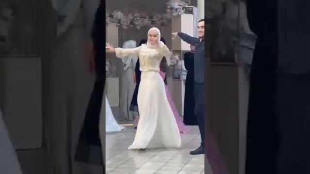 Чеченский джигит танцует с очень красивой горянкой! смотреть онлайн