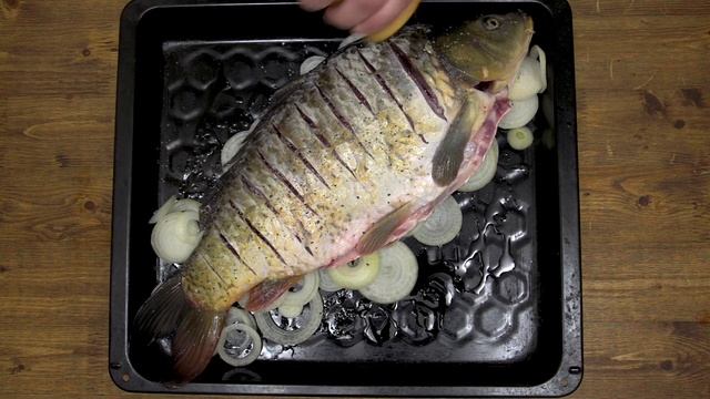 Карп запечённый в духовке под сливочно-чесночным соусом. Обалденно вкусно и очень просто! смотреть онлайн