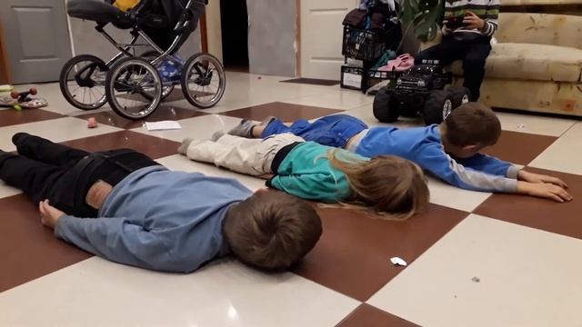 Chevrolet монстр трак против детей. Преодоление живых препятствий смотреть онлайн
