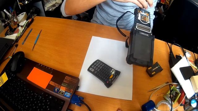 извлечение поврежденного замка аккумулятора на ТСД mc9090, mc9190 и mc92n0 смотреть онлайн