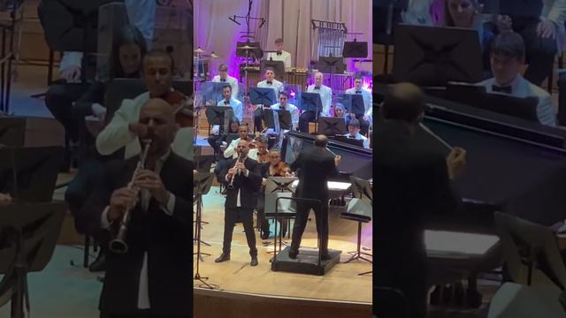 Francesco Paolo Scola plays The tale of Viktor Navorski from The Terminal by John Williams смотреть онлайн