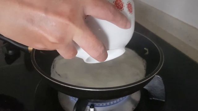 How to make an egg with a runny center смотреть онлайн