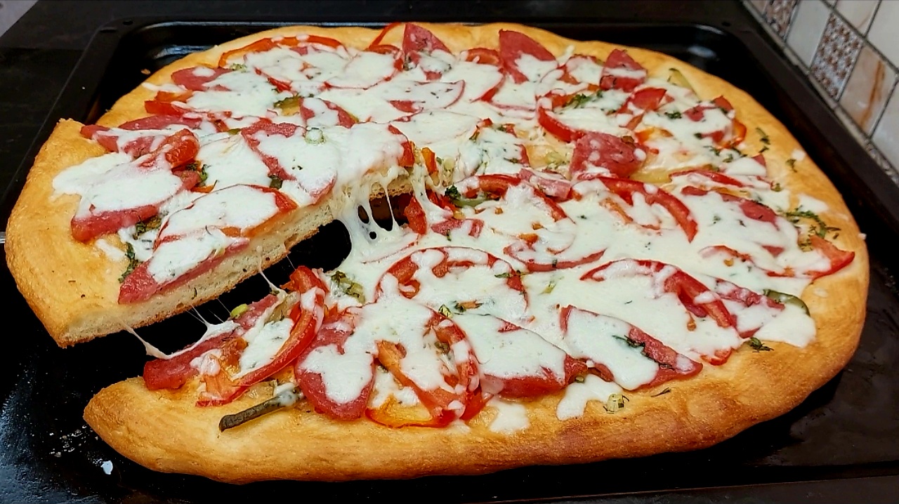 ГОТОВЛЮ ДВА РАЗА В ДЕНЬ И ПРОСЯТ ЕЩЁ ! ЦАРСКАЯ ОГРОМНАЯ ДОМАШНЯЯ ПИЦЦА смотреть онлайн