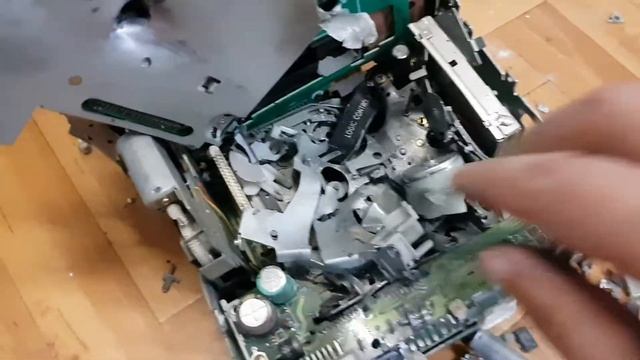 Вытаскиваю пули из расстрелянной магнитолы смотреть онлайн