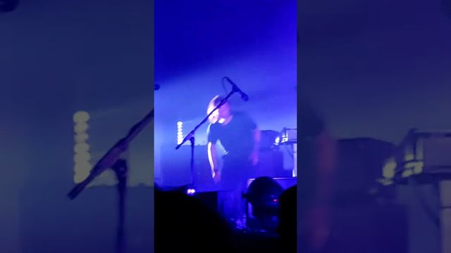 thom yorke hugs jonny greenwood at the smile concert смотреть онлайн