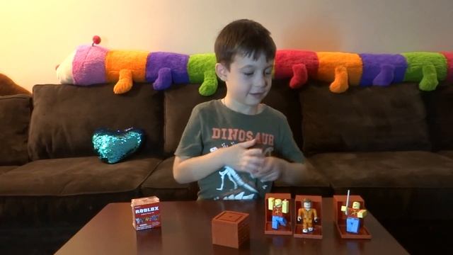 Отрываем сюрпризы Роблокс серии 4. Roblox Series 4 смотреть онлайн