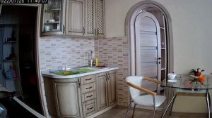 Миникотик бьет детей!