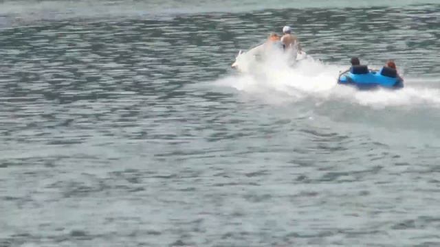 Скрепец со скрепышём и две скрепки. Моторная лодка и сумасшедший надувной диван смотреть онлайн