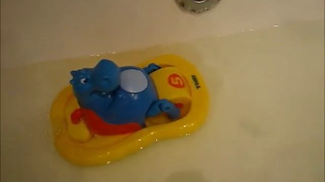 Гиппопотам в лодке для ванной TOMY смотреть онлайн