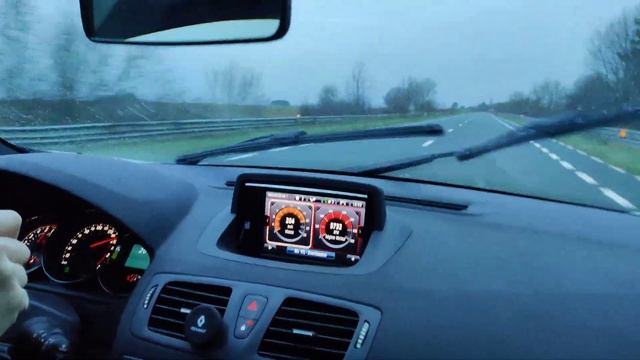 Megane 3 RS 275 Trophy-R acceleration under the rain: Wheels slip in third gear !!!! смотреть онлайн