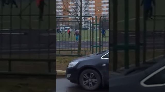 Так вот как это: "Стою на асфальте я в лыжи обутый..." Ну, дальше вы знаете. смотреть онлайн