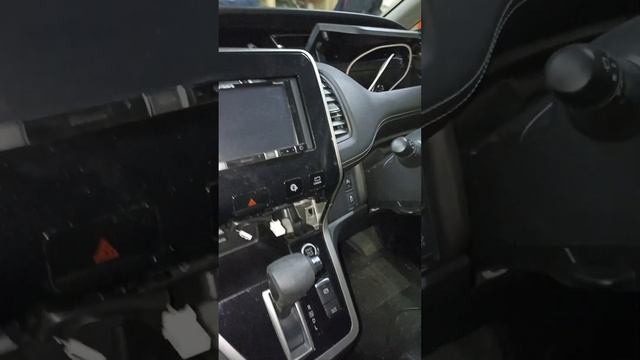 Nissan Serena C27. Как снять верхний бардачек, панель климата и магнитолу. смотреть онлайн