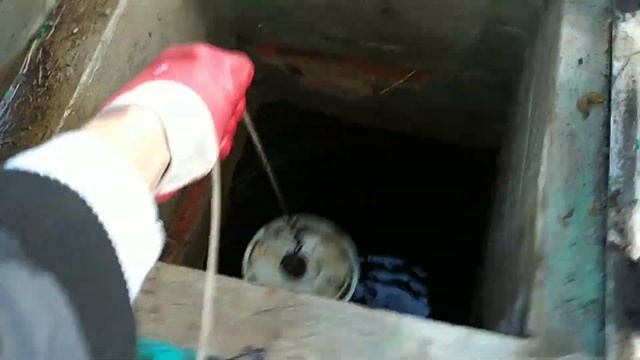 Кидаем поисковый магнит в заброшенный дачный колодец смотреть онлайн