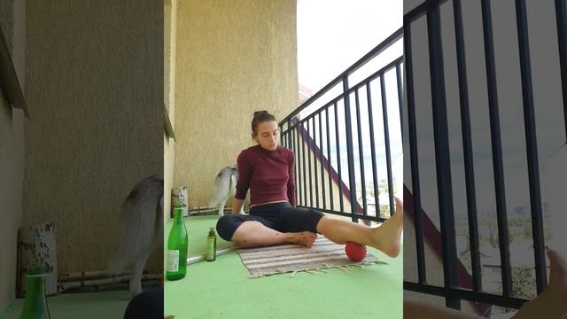 Как размять мышцы голени и стопы. Миофасциальный релиз. Самомассаж голени и стопы. смотреть онлайн