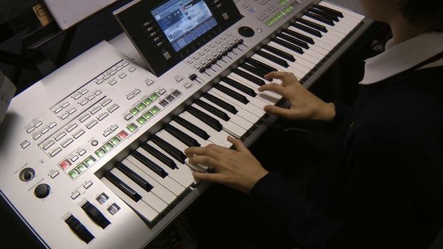 Yellow by Coldplay played by Andrew Todd on Yamaha Tyros3 смотреть онлайн
