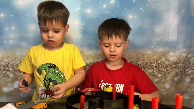 РАСПАКОВКА  ГИГАНТСКОЙ ПАРКОВКИ.Большая парковка для машин с мойкой,заправкой и вертолетной площадк