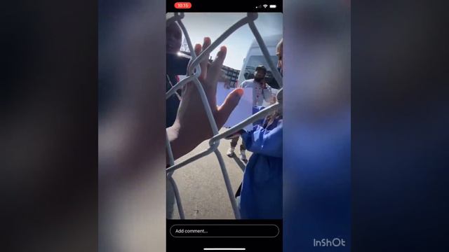 Samantha Logan a.k.a. Olivia Baker signing some autographs смотреть онлайн